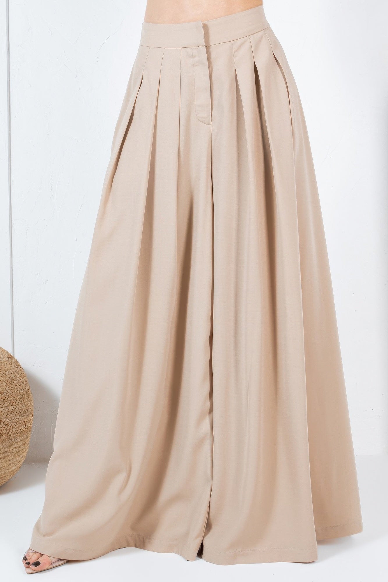 Large Hem Wide Leg Pleated Solid Pants - That Janis Style